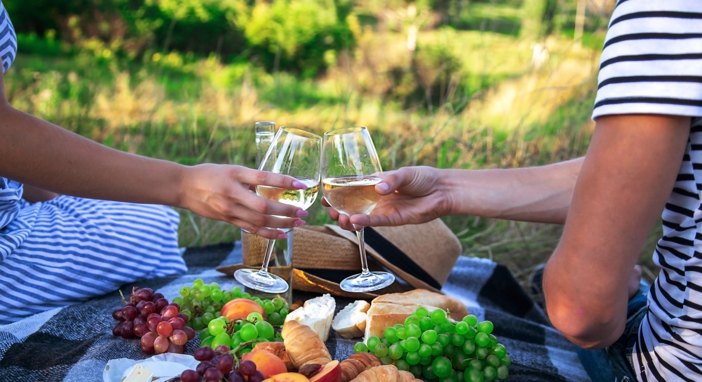 Picnic Basket Gift Ideas & Themes: Elevate Your Gifting Game with Memorable Outdoor Experiences